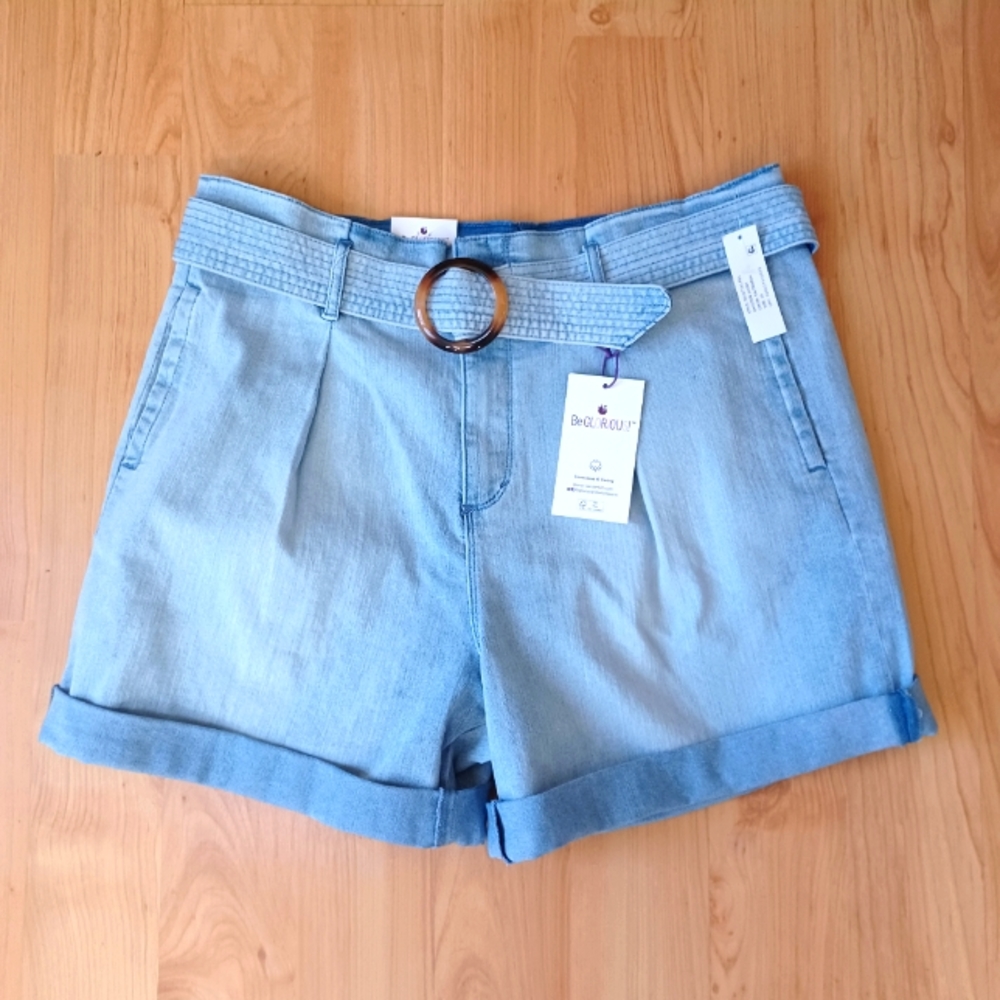 NWT Gloria Vanderbilt Vacation Shorts‎ Light Wash Womens Size 16
